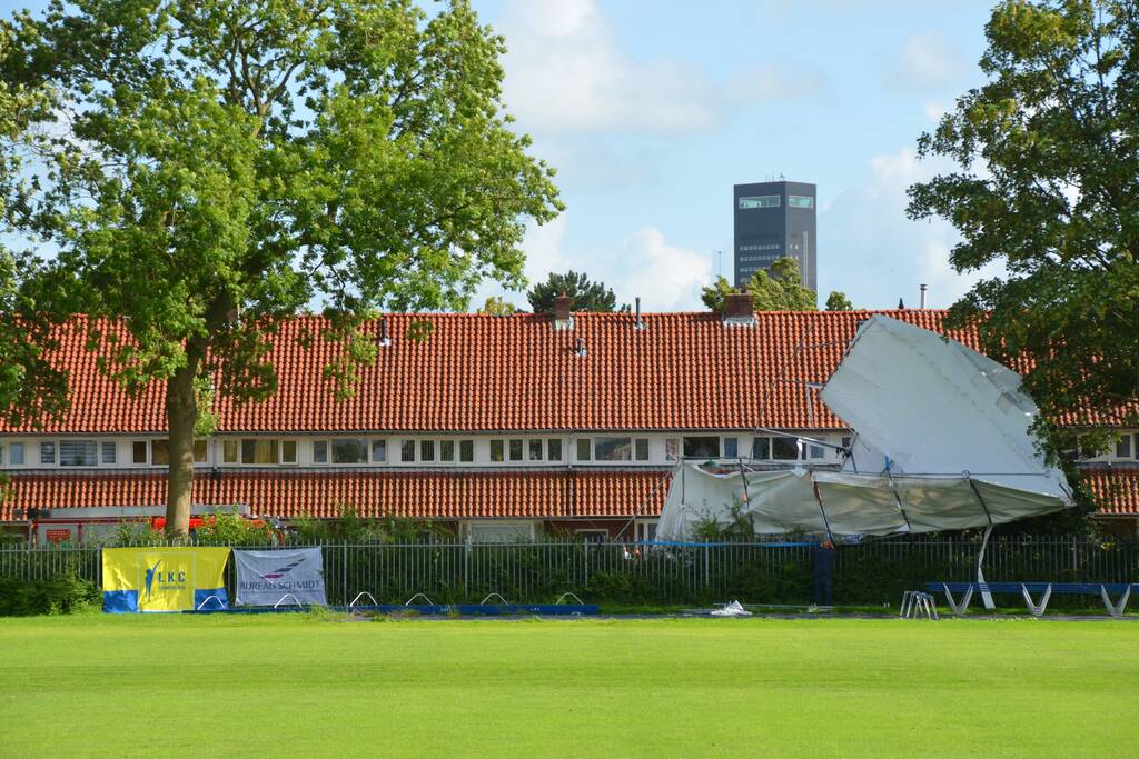 Grote tent waait de weg op
