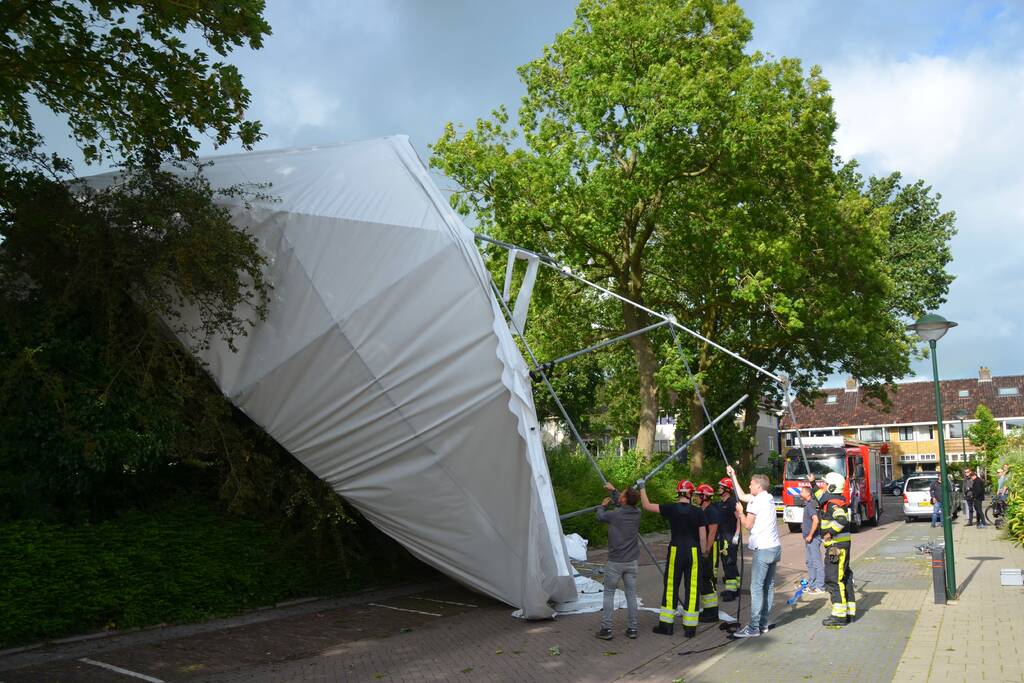 Grote tent waait de weg op