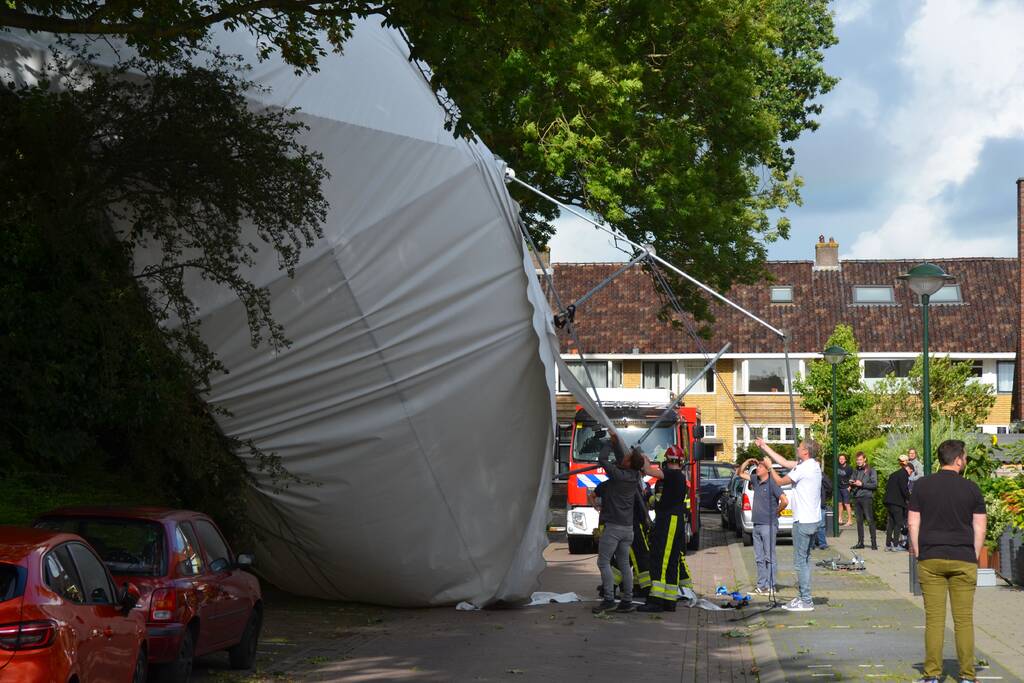 Grote tent waait de weg op