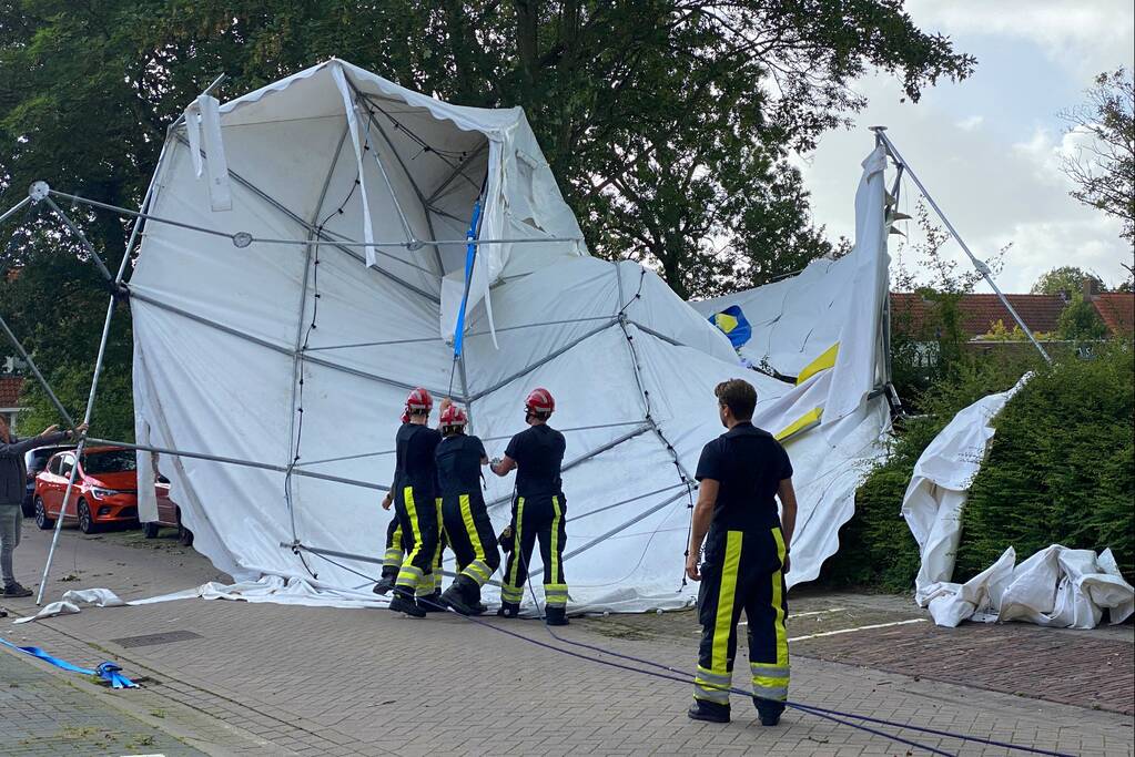 Grote tent waait de weg op