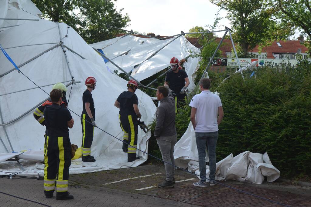 Grote tent waait de weg op
