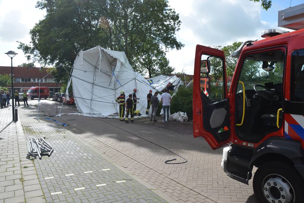 Grote tent waait de weg op