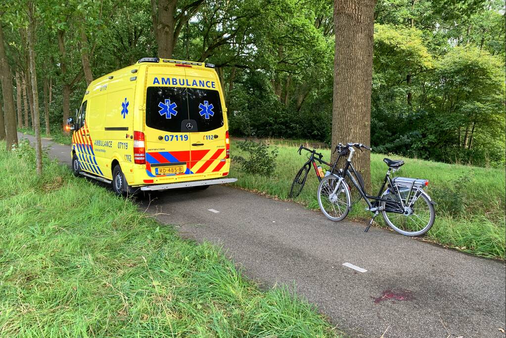 Voetganger en fietser botsen op fietspad