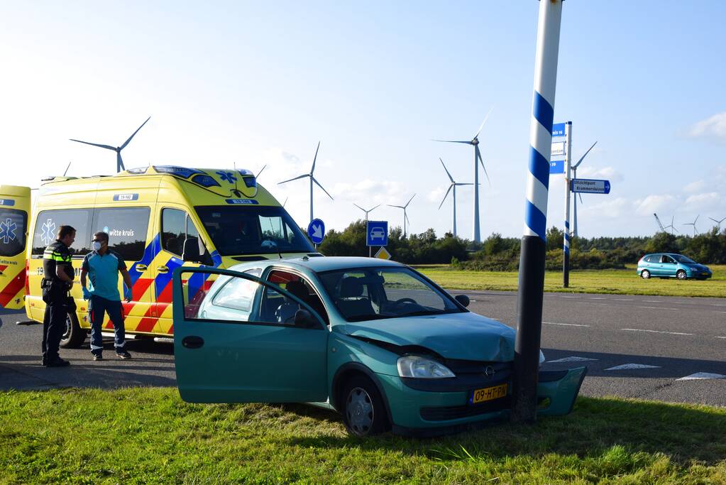 Automobilist botst tegen verkeerspaal