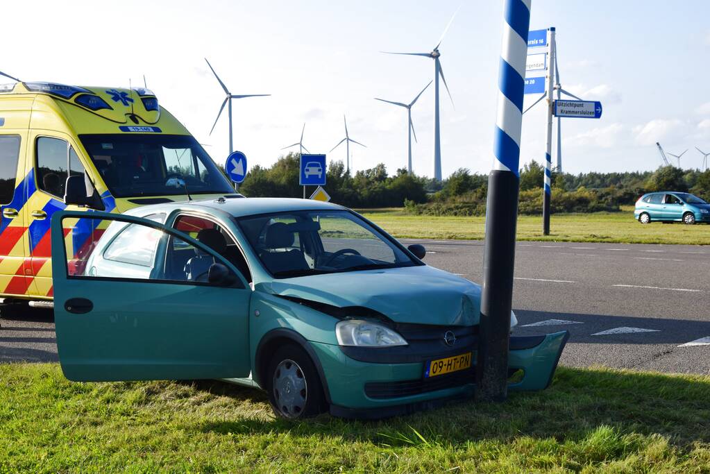 Automobilist botst tegen verkeerspaal