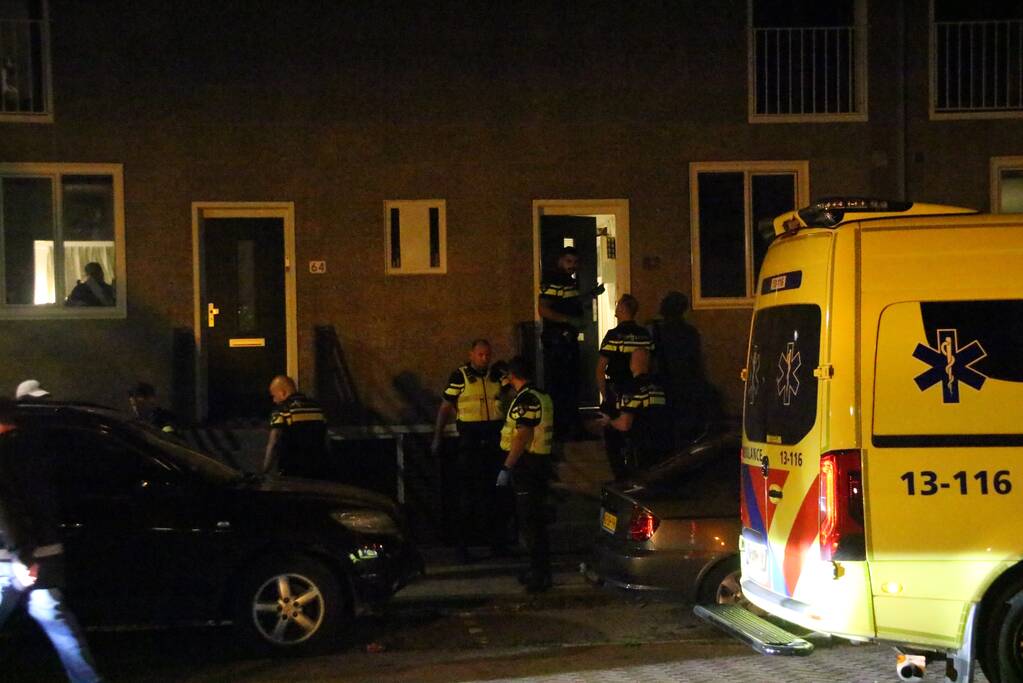 Man gewond na messteek in been