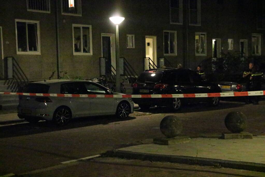 Man gewond na messteek in been