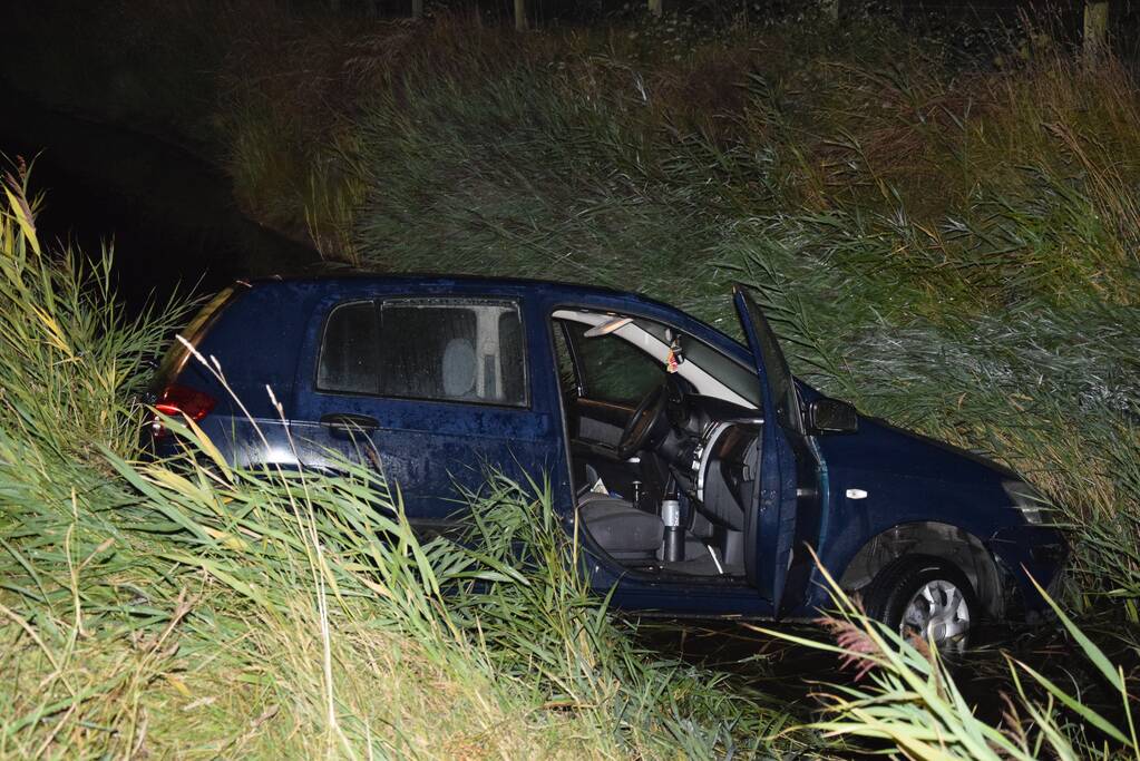 Inzittenden vluchten na te water raken met auto