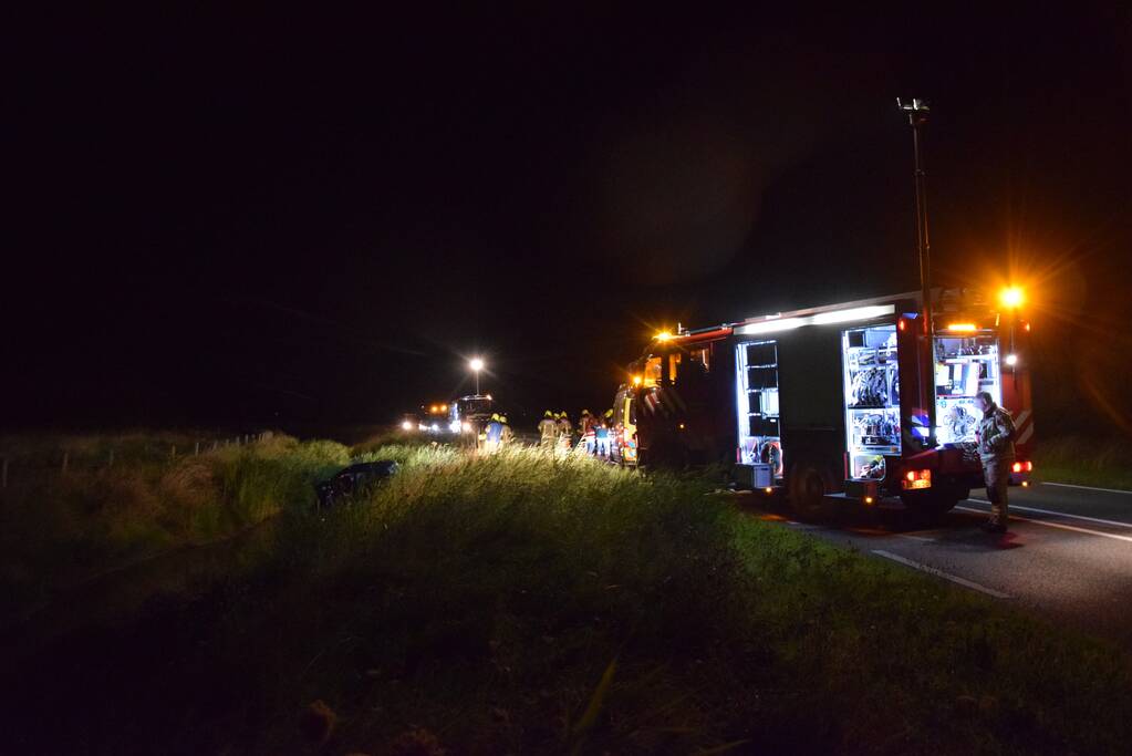 Inzittenden vluchten na te water raken met auto