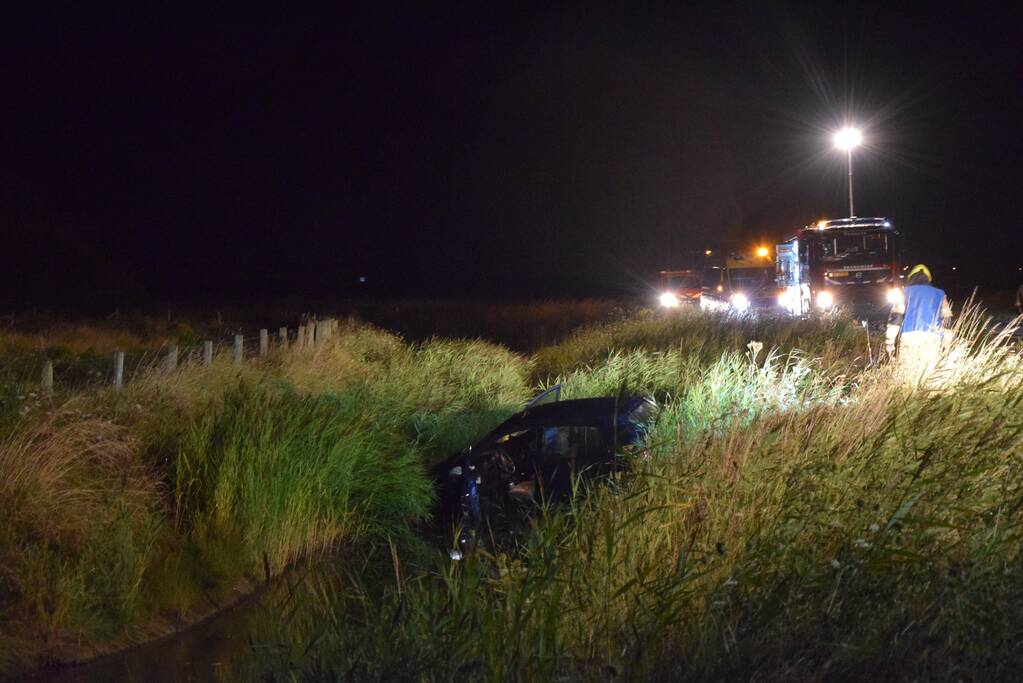 Inzittenden vluchten na te water raken met auto