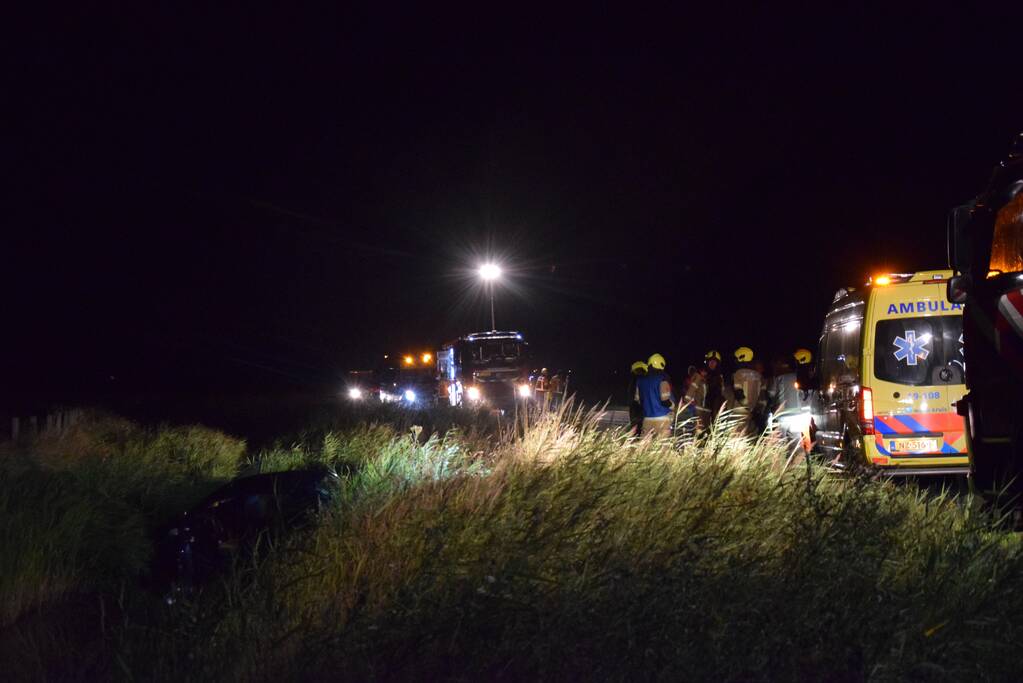 Inzittenden vluchten na te water raken met auto