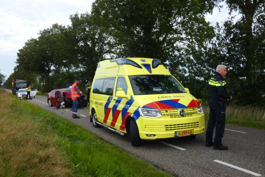 Auto in de kreukels na flinke klap tegen boom