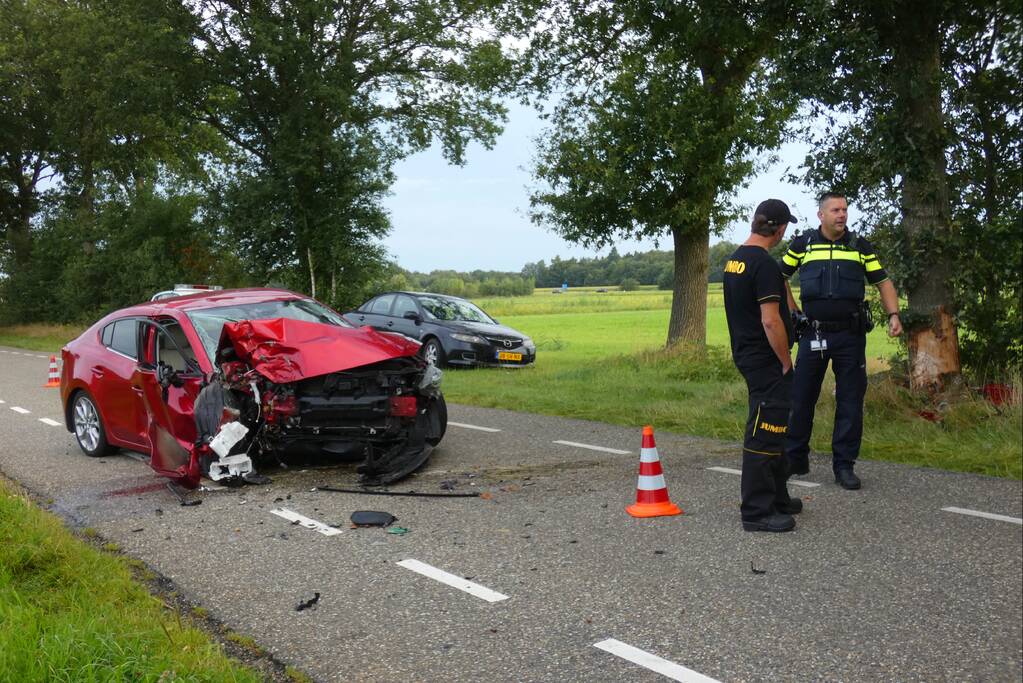 Auto in de kreukels na flinke klap tegen boom