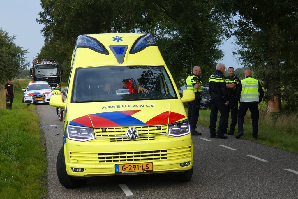 Auto in de kreukels na flinke klap tegen boom