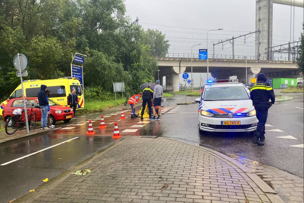 Automobilist ziet fietsster over het hoofd