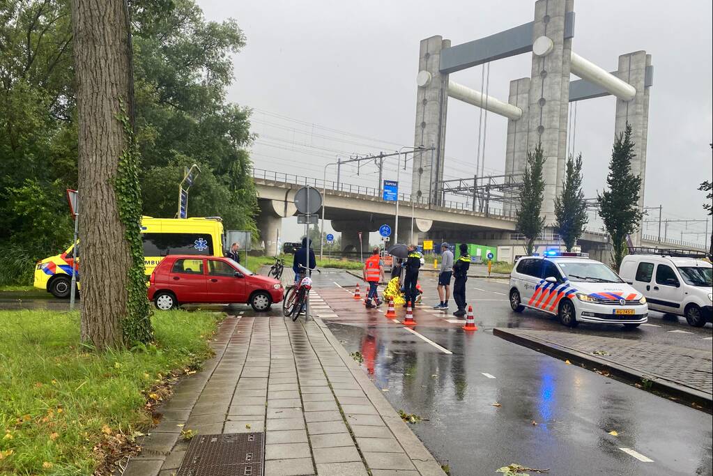 Automobilist ziet fietsster over het hoofd