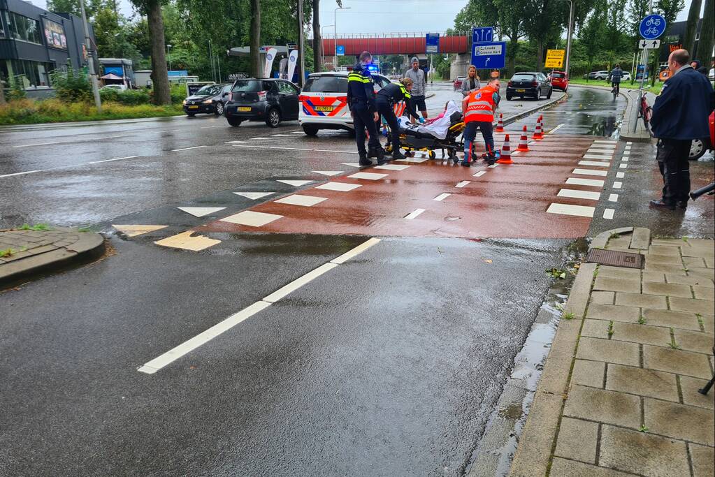 Automobilist ziet fietsster over het hoofd