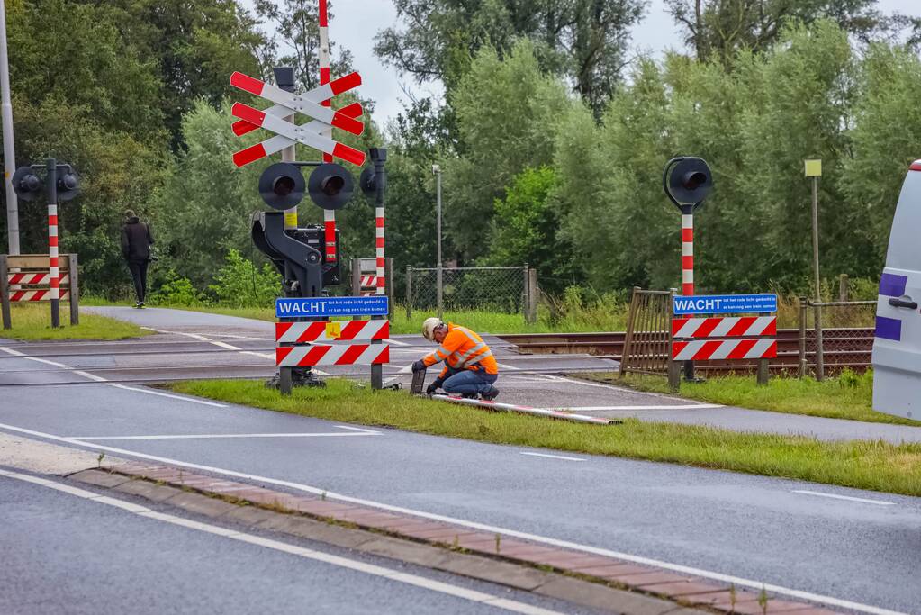 Kraanwagen rijdt spoorboom aan diggelen