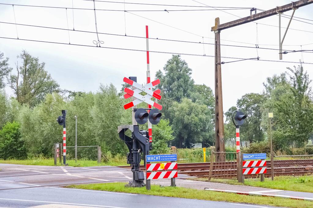 Kraanwagen rijdt spoorboom aan diggelen