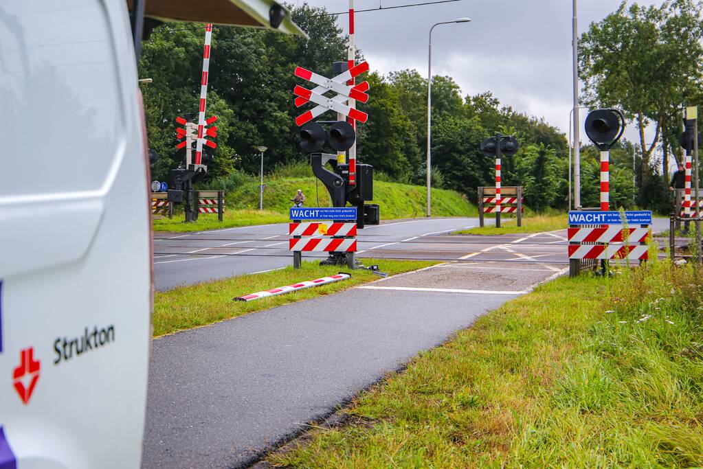 Kraanwagen rijdt spoorboom aan diggelen