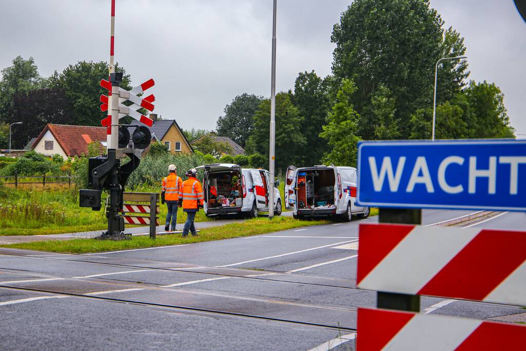 Kraanwagen rijdt spoorboom aan diggelen