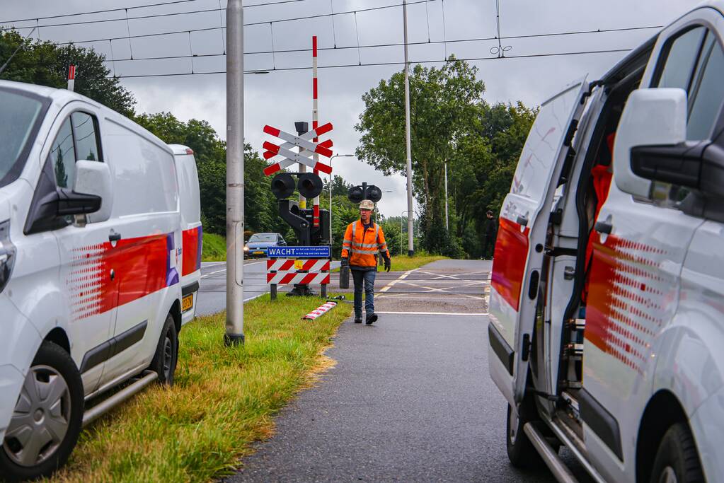 Kraanwagen rijdt spoorboom aan diggelen