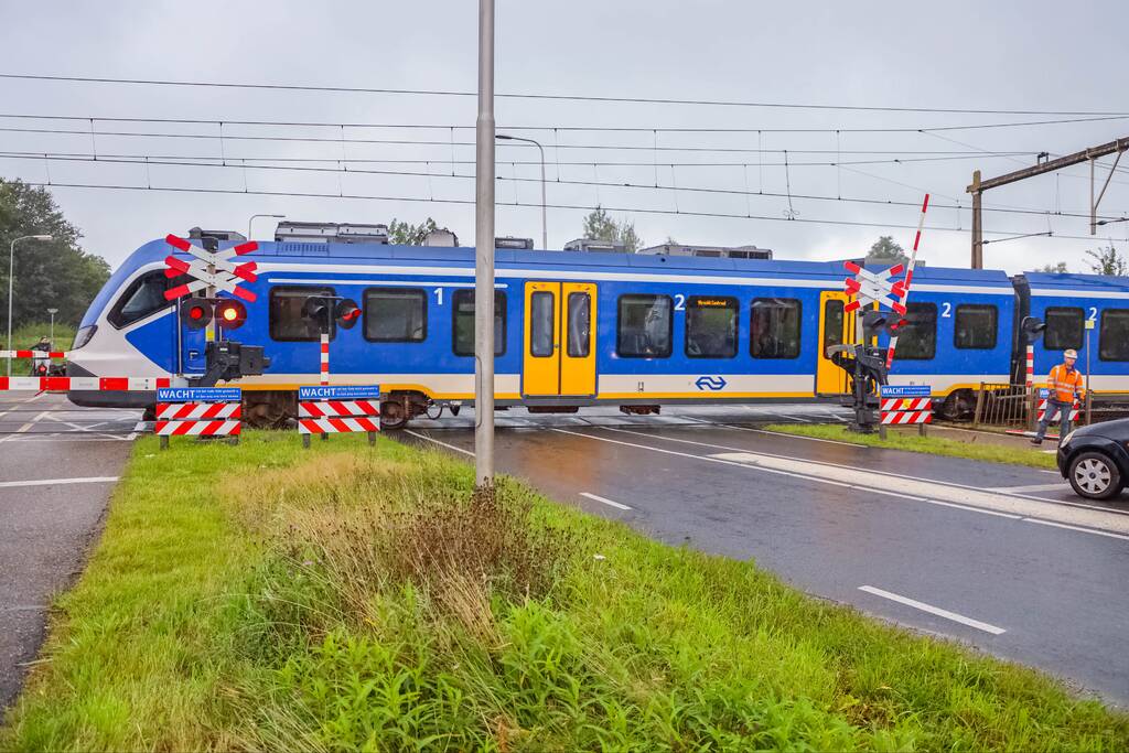 Kraanwagen rijdt spoorboom aan diggelen