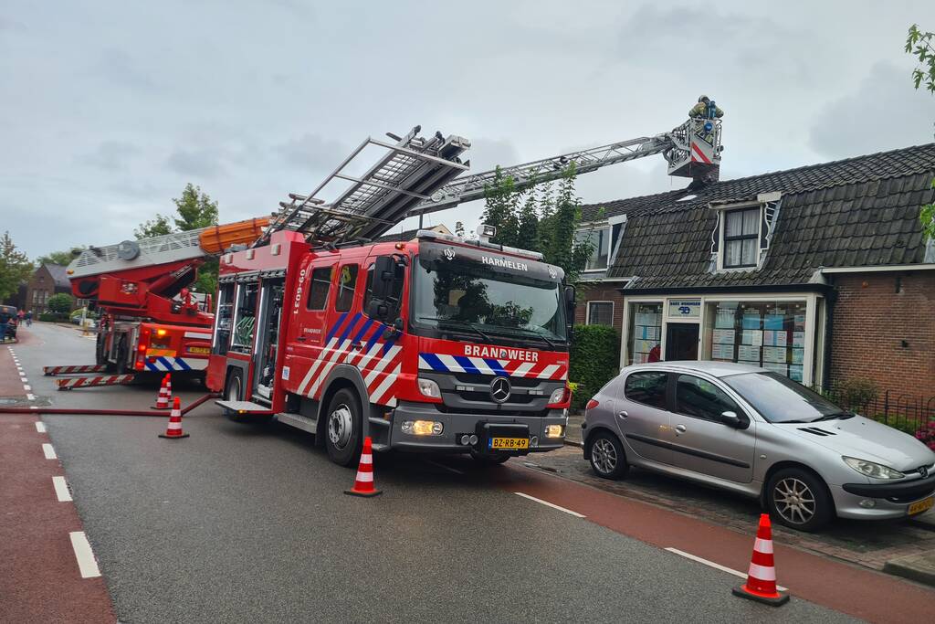 Weg tijdelijk afgesloten door schoorsteenbrand