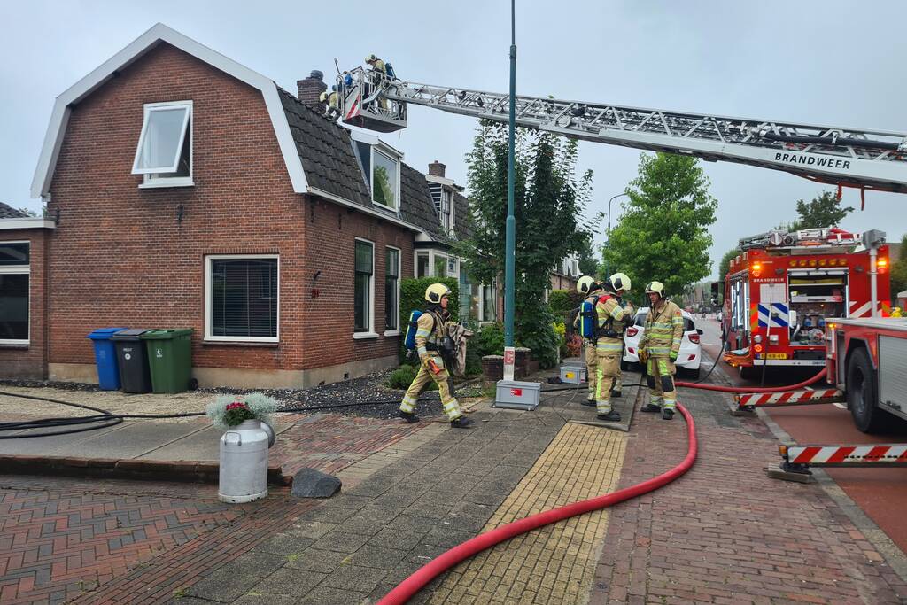 Weg tijdelijk afgesloten door schoorsteenbrand