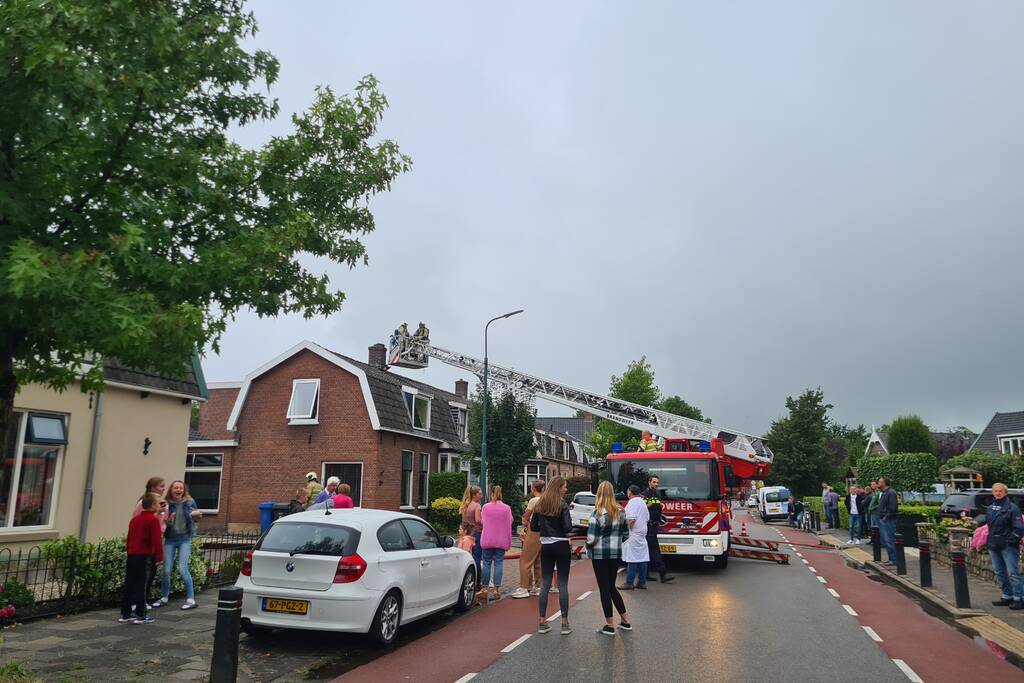 Weg tijdelijk afgesloten door schoorsteenbrand