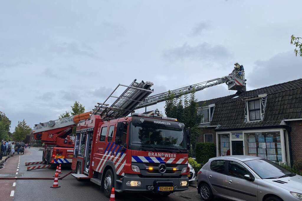 Weg tijdelijk afgesloten door schoorsteenbrand