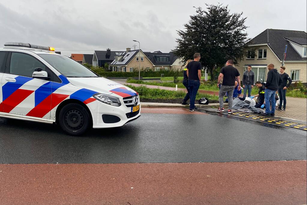 Scooterrijder ernstig gewond na val tegen betonblok