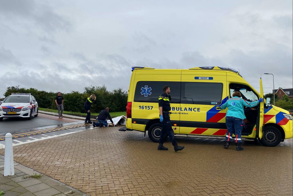 Scooterrijder ernstig gewond na val tegen betonblok