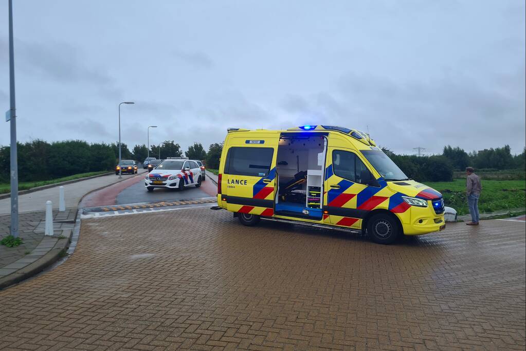 Scooterrijder ernstig gewond na val tegen betonblok