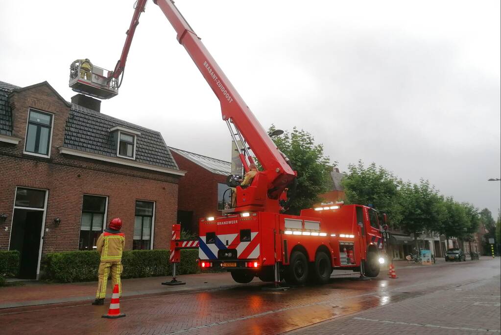Brandweer blust schoorsteenbrand