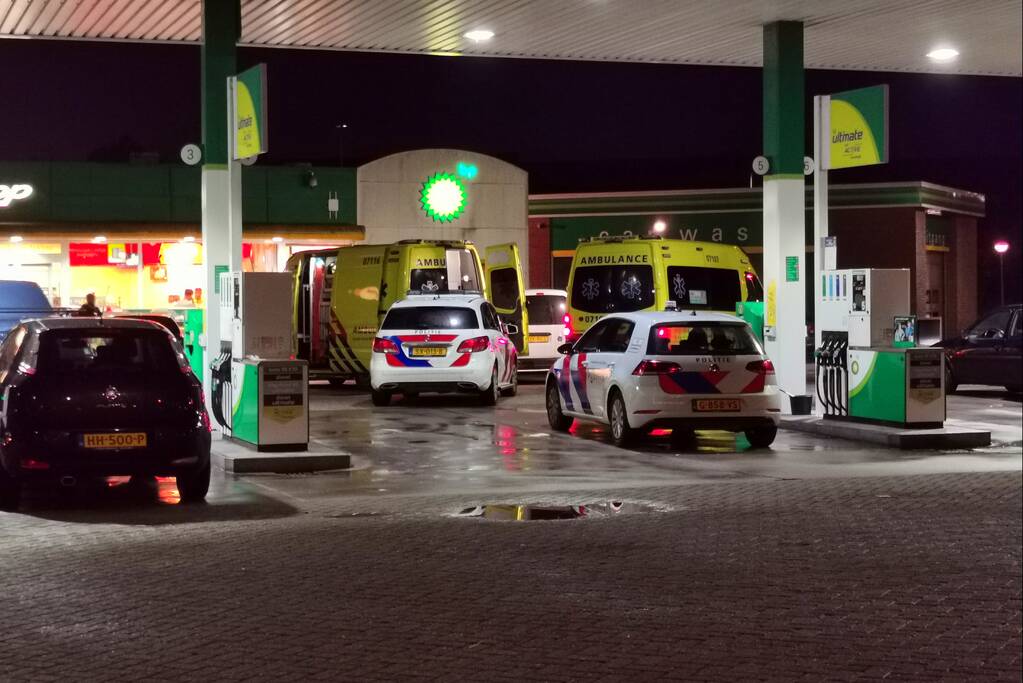 Overleden man in auto aangetroffen bij BP-tankstation