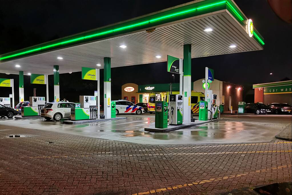 Overleden man in auto aangetroffen bij BP-tankstation