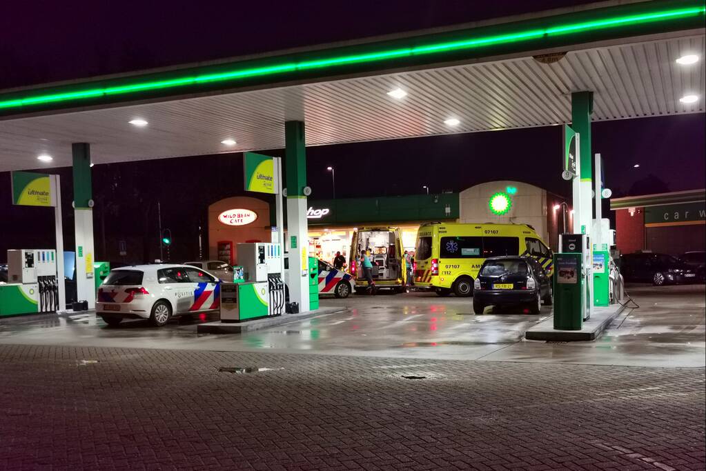 Overleden man in auto aangetroffen bij BP-tankstation