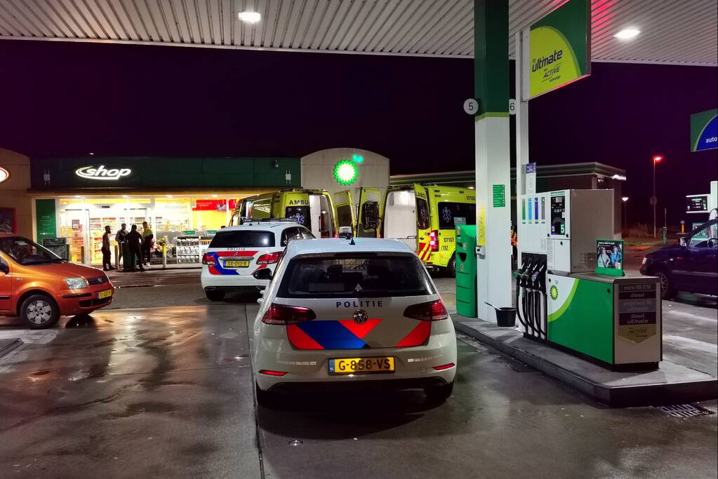 Overleden man in auto aangetroffen bij BP-tankstation