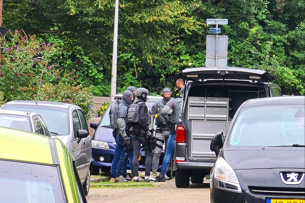 Arrestatieteam bereid inval in woning voor