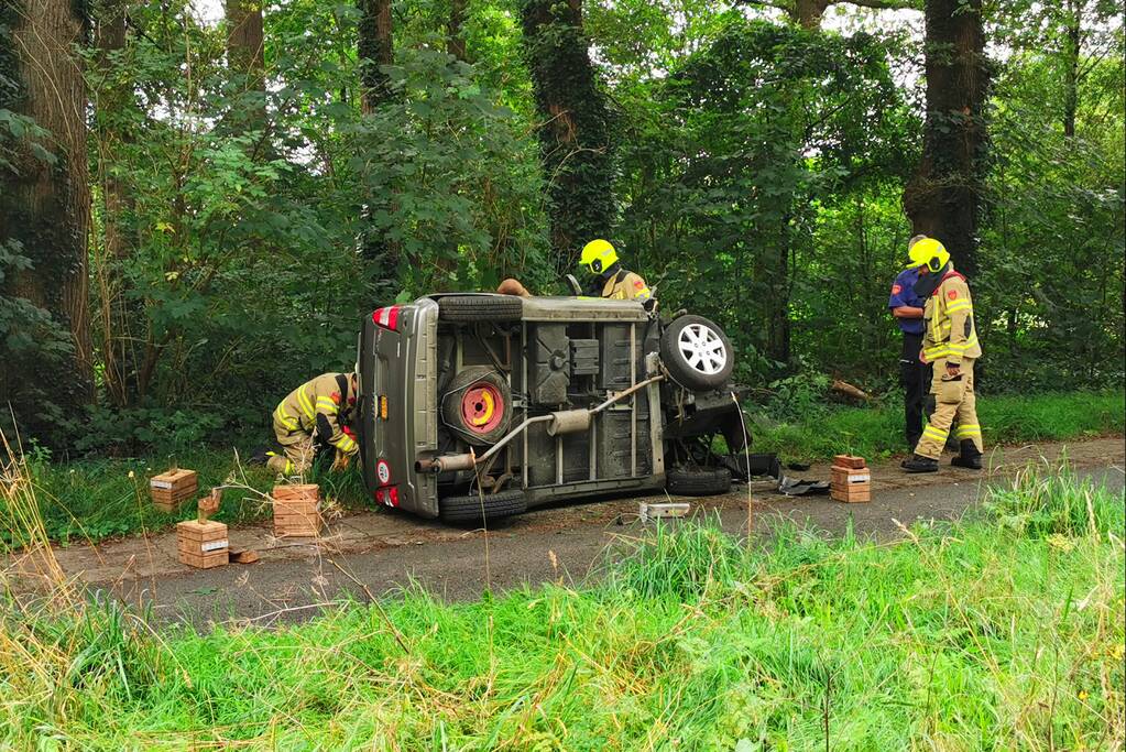 Brommobiel op zijn kant persoon bekneld