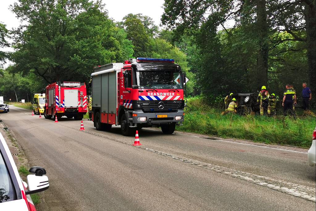 Brommobiel op zijn kant persoon bekneld