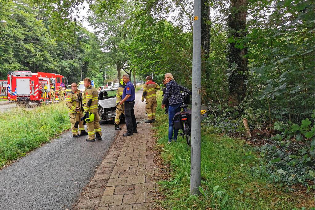 Brommobiel op zijn kant persoon bekneld