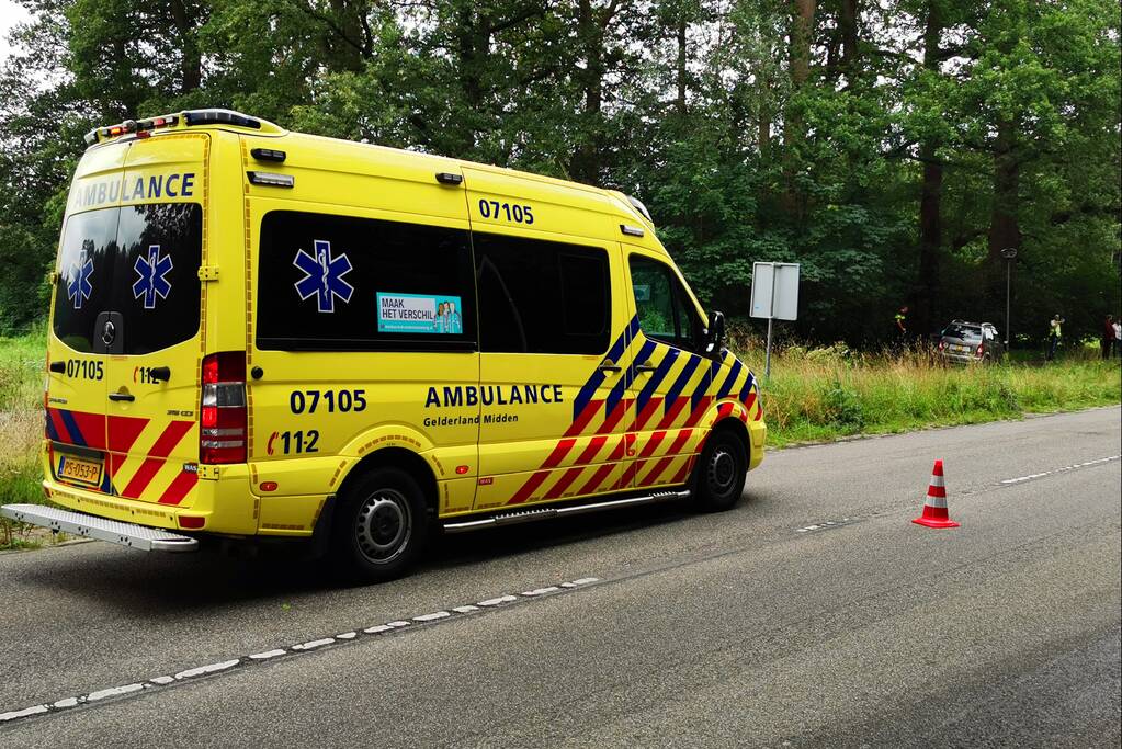 Brommobiel op zijn kant persoon bekneld
