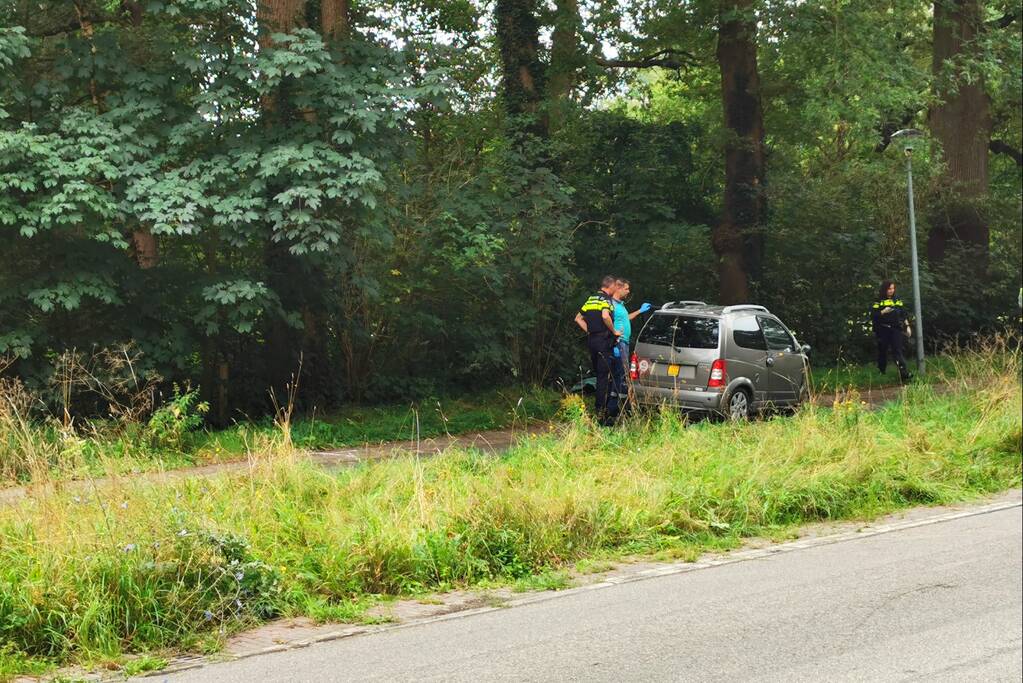 Brommobiel op zijn kant persoon bekneld