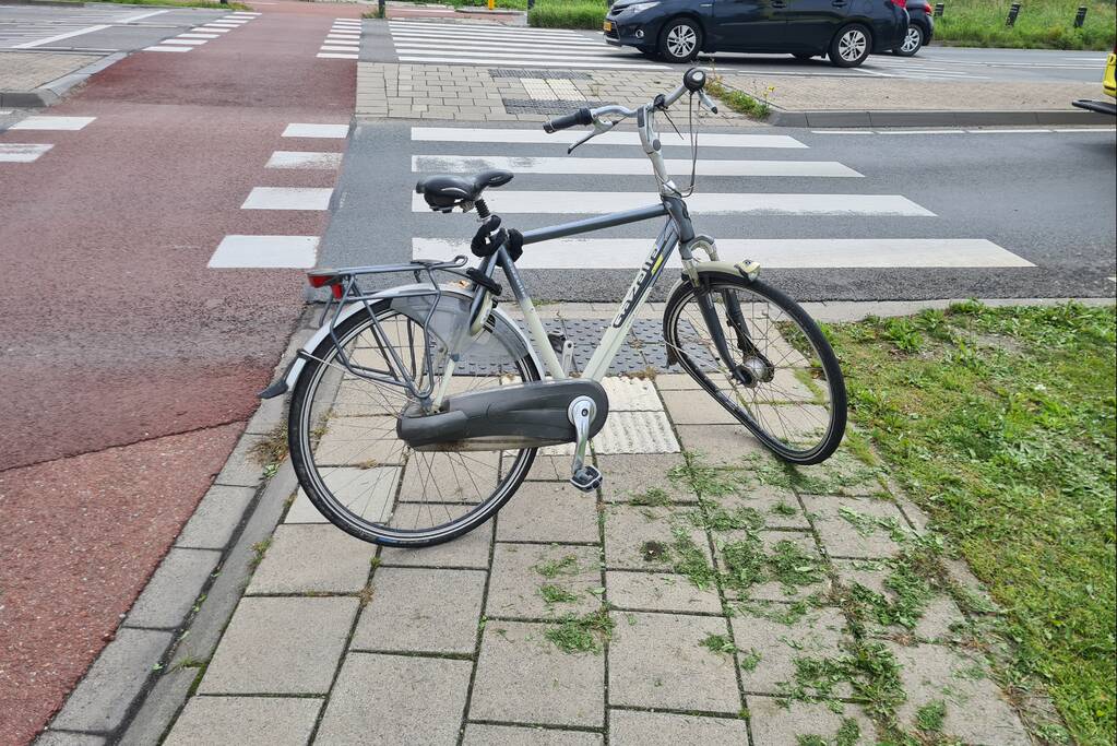 Auto botst op overstekende fietser