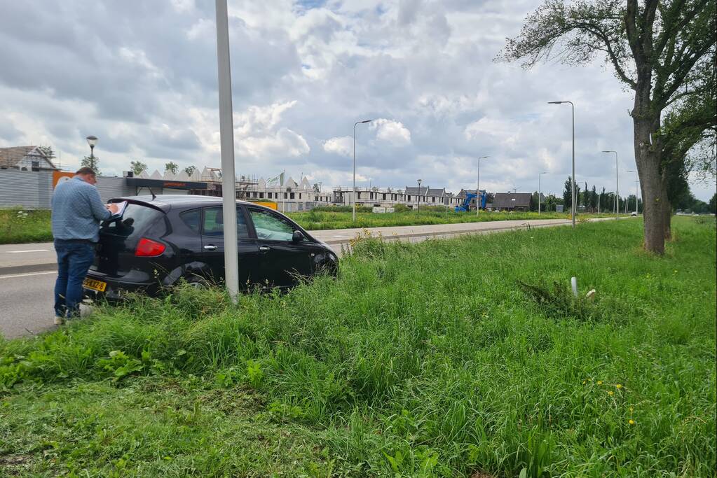 Auto botst op overstekende fietser