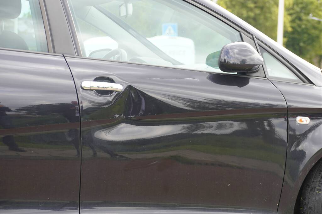 Auto botst op overstekende fietser