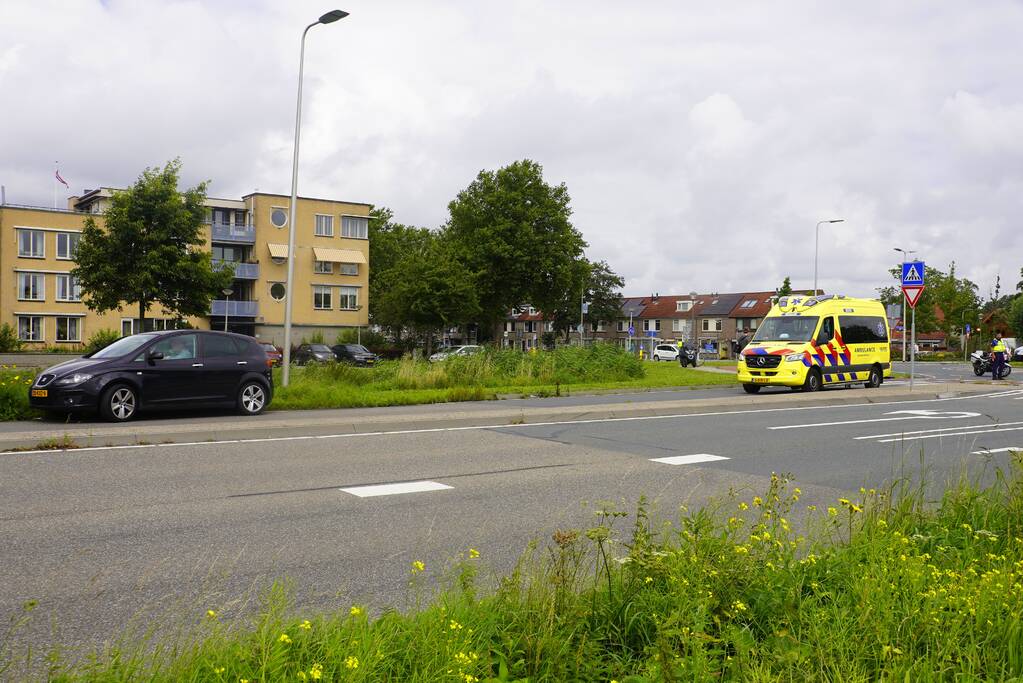 Auto botst op overstekende fietser