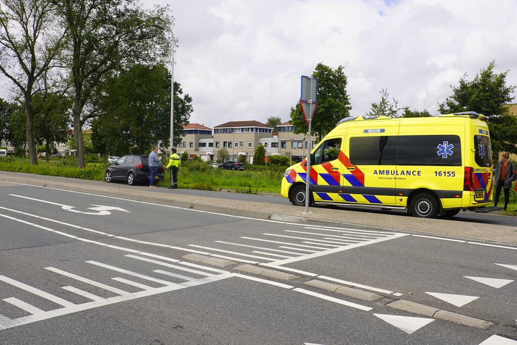 Auto botst op overstekende fietser